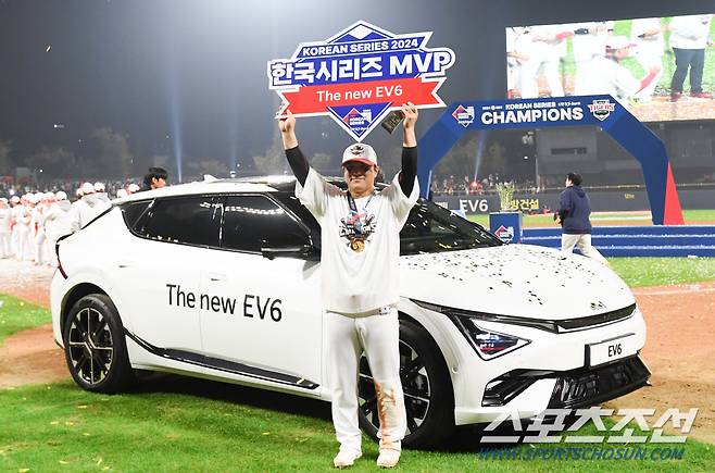 한국시리즈 MVP 김선빈은 부상으로 전기차 EV6까지 받았다