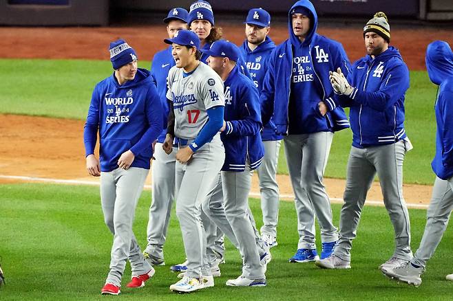 오타니 쇼헤이 등 다저스 선수들이 3차전 승리 후 기쁨을 나누기 위해 그라운드로 몰려나오고 있다. Imagn Images연합뉴스