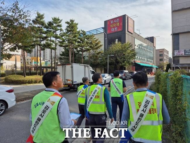 지난 25일 경기도 옥외광고협회 김포시지부와 김포시 클린도시과 직원 등 20여 명이 깨끗하고 안전한 교육환경 조성을 위한 학교 주변 불법광고물 일제정비 및 캠페인을 진행하고 있다./김포시