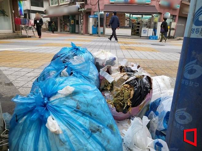 28일 오전 9시께 서울 영등포구 당산동 전봇대 아래에 쓰레기 봉투가 쌓여있다. 전봇대 옆에 CCTV와 '무단투기금지'가 적힌 표지판이 설치돼 있으나 매일 쓰레기가 버려지고 있다.[사진=심성아 기자]