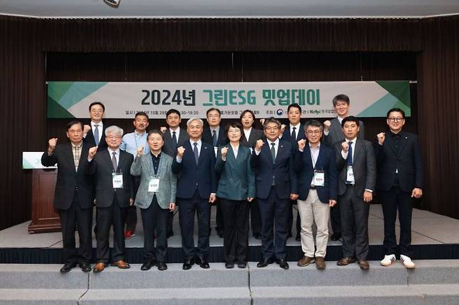 (앞줄 왼쪽부터) 최남용 한국산림탄소협회장, 박원우 서울대 교수, 남성현 전 산림청장, 최무열 한국임업진흥원장, 이미라 산림청 차장, 박정희 한국산림경영인협회장, 최돈하 한국임업진흥원 이사, 김관호 산림청 산림정책과장 등이 행사를 마친 후 기념촬영을 하고 있다. 산림청 제공