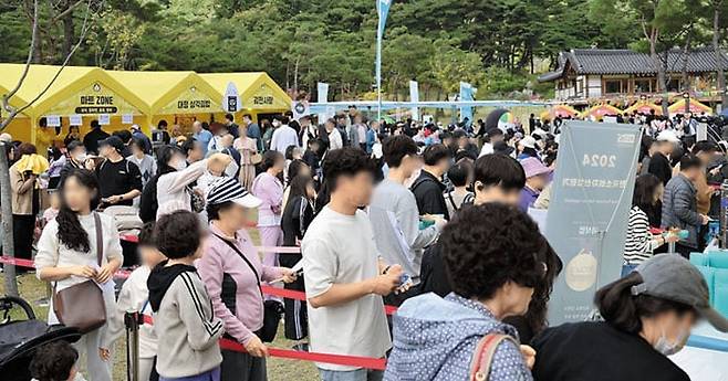 지난 26일 경북 김천시 사명대사 공원에서 열린 ‘제1회 김천 김밥 축제’ 현장. 김밥 맛을 보러 온 관광객들로 붐비고 있다. 지난 26~27일 축제장을 찾은 관광객은 10만명에 달했다. /김천시