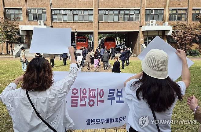 경북대·강원대의대 교수비대위, 학생비대위, 학부모 비대위 연합이 17일 경북대의대 앞에서 국회 교육위원회 소속 의원들을 향해 의대생 휴학 승인이 이뤄질 수 있도록 도와달라 요청하고 있다.ⓒ연합뉴스