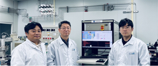 한국공학대 남옥현 교수 연구팀이 실험실에서 단결정 다이아몬드 웨이퍼 성장과정을 점검하고 있다. (왼쪽부터) 유근호 박사, 남옥현 교수, 곽태명 박사