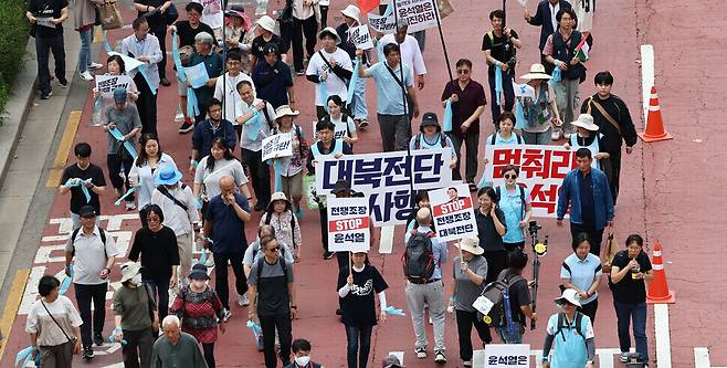 지난 6월 서울 종로구 낙원상가 인근에서 6.15공동선언실천 남측위원회와 자주평화통일연대 등 관계자들이 대북 전단·확성기 중단 촉구 전쟁반대 긴급 평화대행진을 하고 있다. 연합뉴스