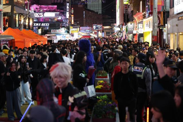 핼러윈 데이를 앞둔 주말인 26일 서울 마포구 홍대 일대가 붐비고 있다. 연합뉴스