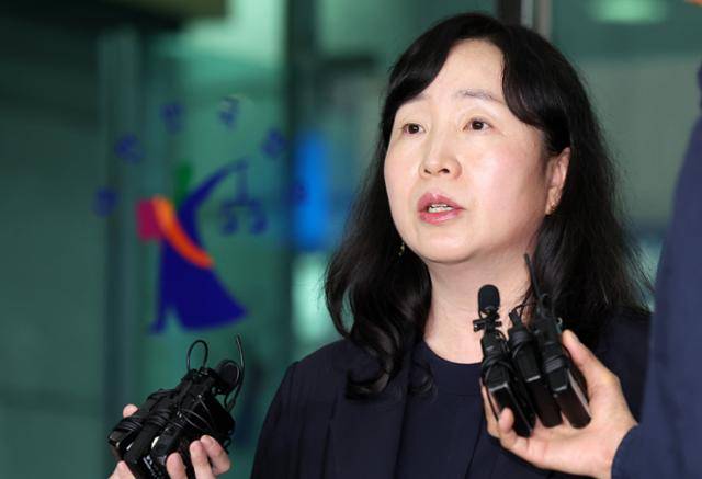 2025학년도 연세대학교 수시 논술 시험 문제 사전 유출 논란과 관련해 수험생과 학부모 측 집단 소송 대리인인 김정선 변호사가 29일 서울 마포구 서울서부지방법원에서 열린 논술시험 효력 정지 가처분 소송 첫 재판을 마친 뒤 입장을 밝히고 있다. 뉴스1