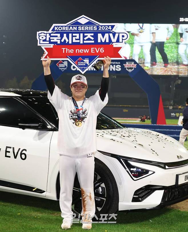 2024 프로야구 KBO 포스트시즌 KIA타이거즈와 삼성라이온즈의 한국시리즈(KS)는 시리즈 전적 4승 1패로 KIA타이거즈의 통합우승으로 끝났다. 28일 광주기아챔피언스필드에서 열린 5차전 경기 후 진행된 시상식에서 선수단이 한국시리즈 MVP에 선정된 김선빈이 부상인 EV6앞에서 포즈를 취하고 있다. 광주=김민규 기자 mgkim1@edaily.co.kr /2024.10.28/