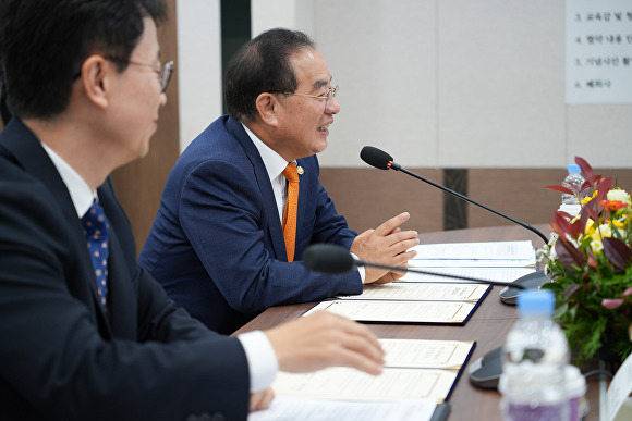 하윤수 부산광역시교육감이 28일 진행된 부산지방우정청과 편지쓰기 문화확산을 위한 업무협약에서 소감을 전하고 있다. [사진=부산광역시교육청]