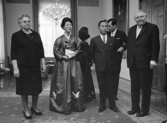 1964년 박정희 전 대통령 내외와 에르하르트 서독 총리 모습. [중앙포토]