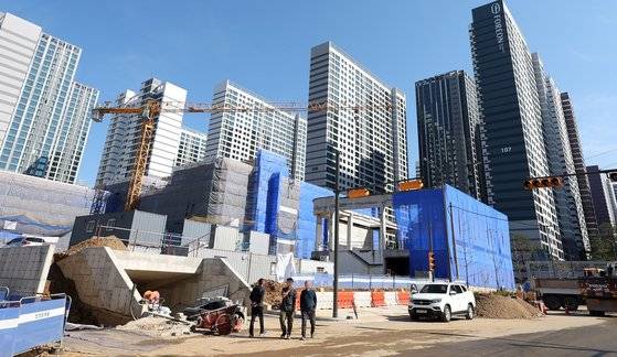 서울 강동구 둔촌주공 재건축(올림픽파크포레온)은 둔촌주공 재건축조합과 시공사 3곳 간 기반시설 공사비 증액 갈등으로 입주가 늦어졌다. [뉴시스]