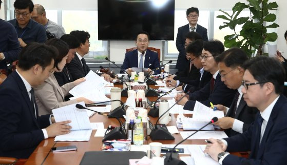 28일 오전 국회에서 열린 운영위원회 운영개선소위원회에 참석한 더불어민주당 소속 박성준 소위원장(가운데)이 회의를 주재하고 있다. [뉴스1]