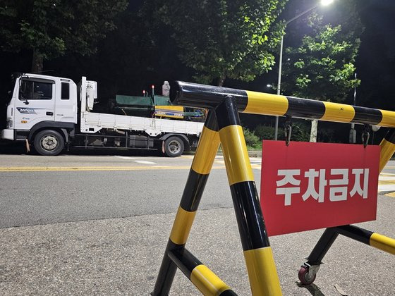 경기 안산시의 한 고교 앞에 설치된 바리케이드. 학교 앞에 불법주차하는 차량들을 막기 위해 설치했다. 최모란 기자