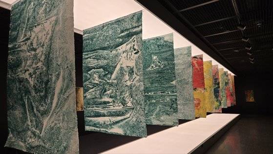 한지에 옻칠을 하여 제작된 성파 스님의 작품. 백성호 기자