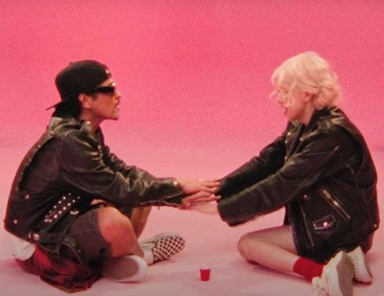 로제 '아파트' 뮤직비디오에서 술게임을 하는 브루 노마스와 로제. 사진 유튜브 캡처