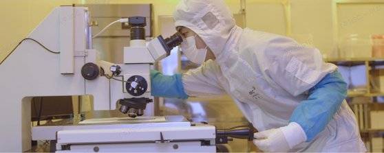 경기도 성남시 판교의 ISC 연구소에서 연구원이 테스트 소켓 성능을 검사하고 있다. 사진 ISC