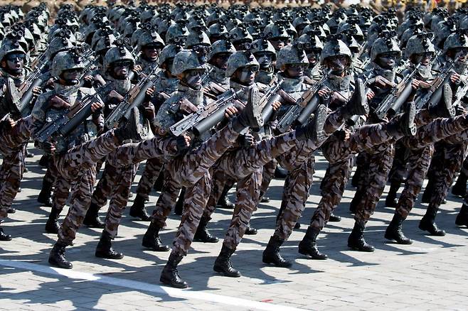 북한군이 2018년 9월 북한 평양에서 진행된 북한군 70주년 행사에서 행진하고 있다. / AP연합뉴스