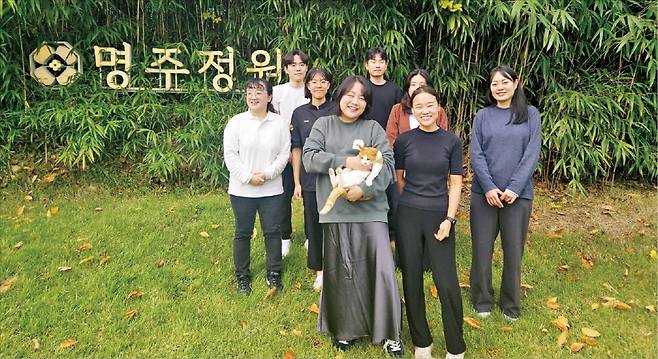 이민주 명우정원 대표와 직원들이 명주정원 뒷뜰에서 담소를 나누고 있다.  명주정원 제공