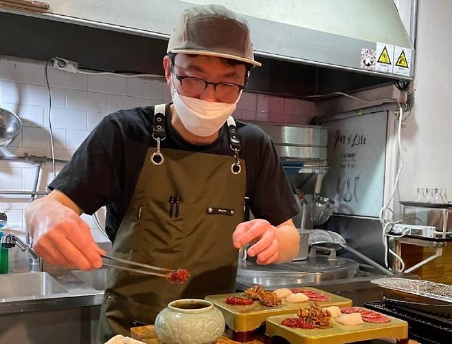 넷플릭스 예능 '흑백요리사: 요리 계급 전쟁'에 출연해 화제가 된 최강록 셰프. 사진=네이버 '히든 아카이브' 갈무리