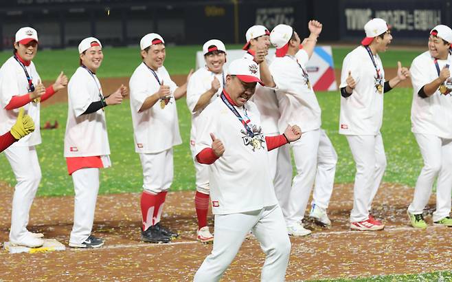 28일 광주 기아챔피언스필드에서 2024 신한 SOL뱅크 KBO 포스트시즌 한국시리즈 우승팀 KIA 타이거즈 선수과 이범호 감독이 삐끼삐끼 춤을 추고 있다.  연합뉴스