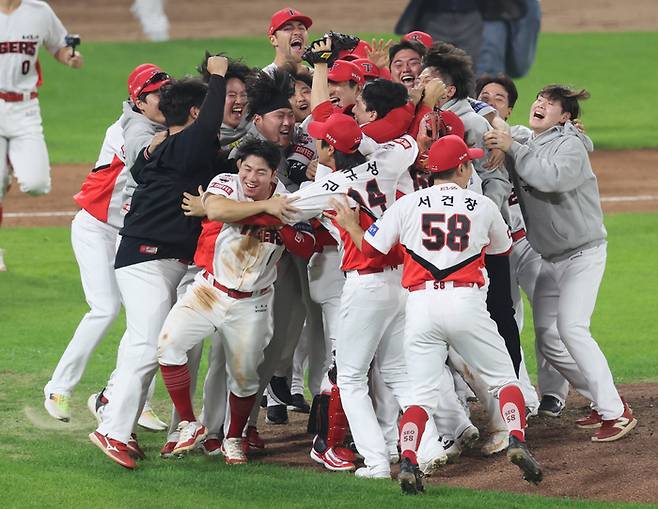 28일 광주 기아챔피언스필드에서 열린 2024 신한 SOL뱅크 KBO 포스트시즌 한국시리즈 5차전 삼성 라이온즈와 KIA 타이거즈의 경기. 삼성에 승리하며 7년 만에 통합우승을 달성한 KIA 선수들이 기뻐하고 있다. 연합뉴스