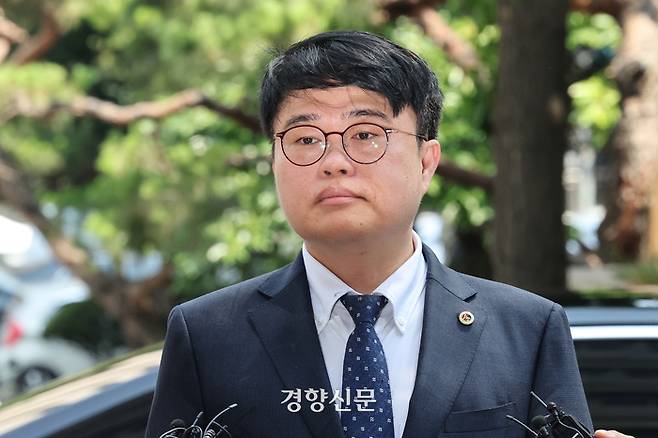 전공의 집단 사직 공모 혐의를 받는 임현택 대한의사협회 회장이 지난 6월 서울 마포구 서울경찰청 공공범죄수사대에서 조사를 위해 출석하고 있다. 성동훈 기자