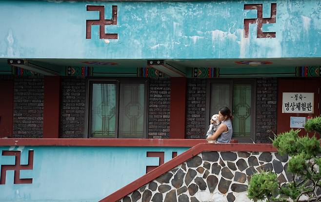 Bori and his owner visit Mireuksa, a Buddhist temple in North Chungcheong, for a temple stay experience. [SEONG YEON-JAE]