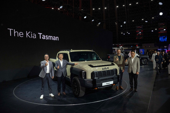 Kia CEO Song Ho-sung, second from left, and other Kia executives take a photo with Tasman pickup truck at the Jeddah International Motor Show in Saudi Arabia on Tuesday. [KIA]