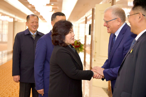 In this photo released on Tuesday by the Korean Workers' Party's official Rodong Sinmun, North Korean foreign minister Choe Son-hui, center, shakes hands with Russian Ambassador to North Korea Alexander Matsegora at Pyongyang International Airport on Monday. [NEWS1]