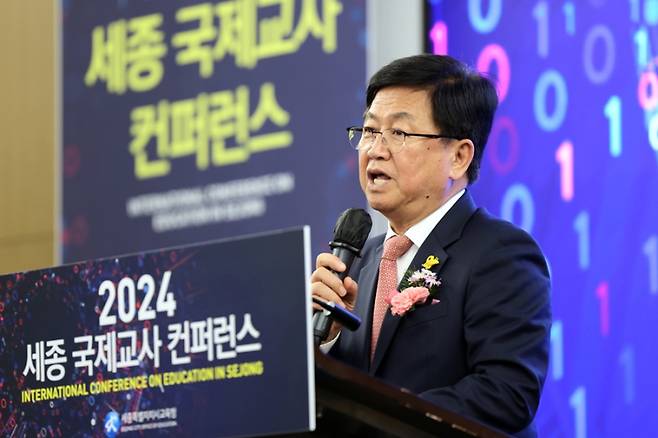 29일 코트야드바이메리어트 세종에서 열린 ‘제3회 세종 국제교사 학술대회’에서 축사를 전하는 최교진 세종시교육감. 세종시교육청