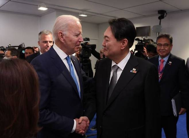 조 바이든 미국 대통령과 악수하는 윤석열 대통령의 모습. 대통령실