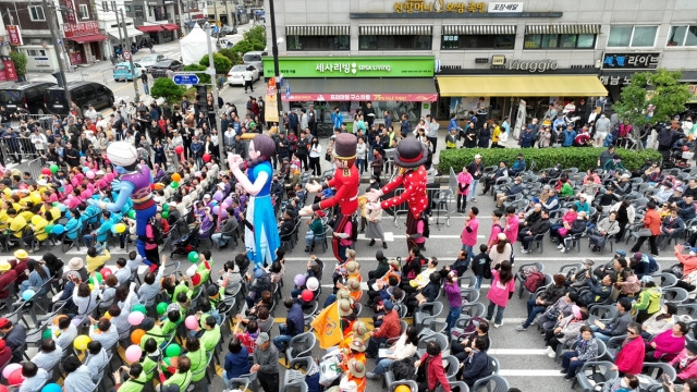 ‘제1회 양천가족 거리축제’ 참여자들이 지난 27일 서울지하철 2호선 신정네거리역 일대에서 행진하고 있다. 양천구 제공