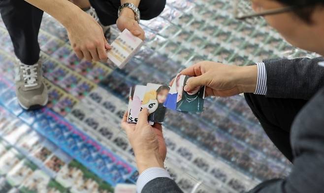 밀수입한 가짜 포토카드. 제공|부산본부세관