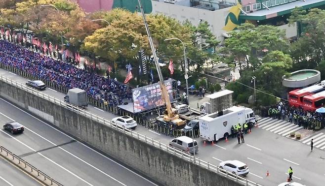 현대트랜시스 노조원 등 1,000여 명은 지난 28일 현대차와 기아 양재사옥 앞 3개 차선을 막은 채 대형 무대와 초대형 스피커를 설치하고, 모욕적인 표현이 담긴 현수막과 보행자를 위협할 수 있는 대형 깃발 등을 동원해 대대적인 집회를 진행했다. [사진=독자제공]