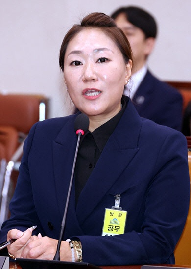 김영선 전 국민의힘 의원 회계책임자인 강혜경 씨가 지난 21일 국회 법제사법위원회에서 열린 대검찰청에 대한 국정감사에서 의원들의 질의에 답하고 있다. 뉴시스