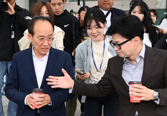 한동훈 국민의힘 대표와 추경호 원내대표에게 29일 오전 서울 여의도 국회에서 열린 국민의힘 초선의원 공부모임 ‘왜 AI와 반도체를 함께 이야기하는가?’참석을 마치고 건물 밖으로 나오며 먼저 손을 내밀고 있다. 박윤슬 기자