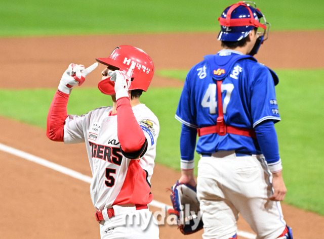 23일 오후 광주광역시 임동 광주기아챔피언스필드에서 진행된 '2024 프로야구 KBO리그 포스트시즌' 한국시리즈 2차전 KIA타이거즈와 삼성라이온즈와의 경기. 기아 김도영이 2회말 2사에서 솔로홈런을 터뜨린뒤 환호하고 있다.광주=송일섭 기자 andlyu@mydaily.co.kr