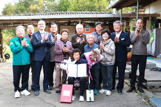 예천군과 국가보훈부 경북북부보훈지청 관계자 등이 29일 독립유공자 고 이재성 지사의 유족인 권민자 씨에게 대통령 표창을 전수하고 기념촬영을 했다. (예천군 제공)