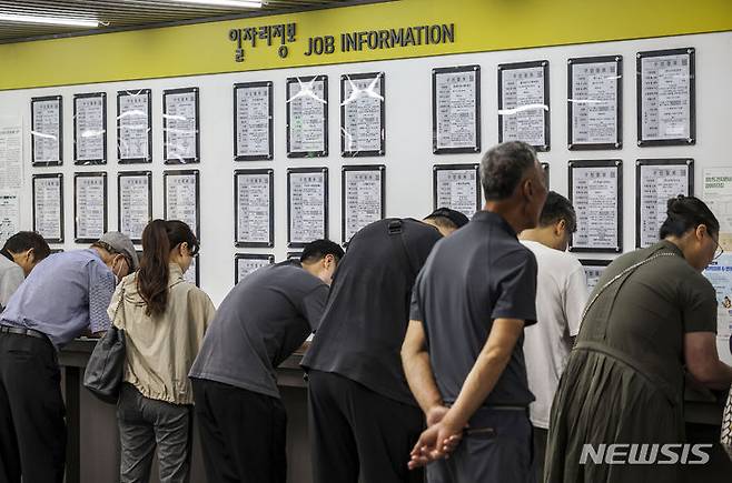 [서울=뉴시스] 정병혁 기자 = 서울 마포구 서부고용복지플러스센터를 찾은 구직자들이 상담을 위해 서류를 작성하고 있다. 2024.07.10. jhope@newsis.com