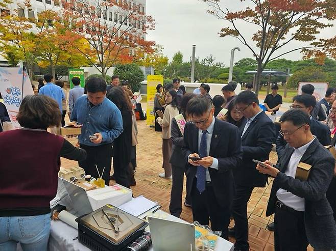 [거제=뉴시스] 신정철 기자= 거제시는 28일, 경남도청 본청에서 도내 13개 시·군과 함께 고향사랑기부제를 홍보해 도청 및 인근 유관 기관 직원들의 기부 동참을 이끌어냈다. 사진은 거제시가 홍보부스를 설치하고, 지역 특산품이자 고향사랑기부제 답례품인 장승포어묵 구이 시식 행사를 준비해 도청직원들의 많은 관심을 끌고 있는 모습.(사진=거제시 제공).2024.10.28. photo@newsis.com *재판매 및 DB 금지