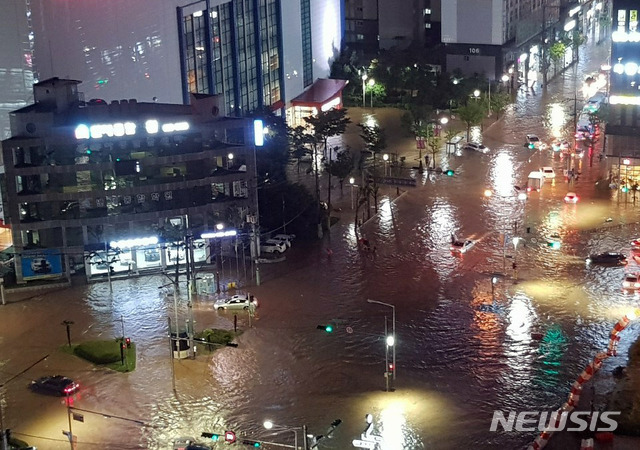 [부산=뉴시스] 지난 2020년 7월23일 부산 연제구 연산동 한 도로가 침수된 모습. (사진=부산경찰청 제공) 2020.07.23.   photo@newsis.com