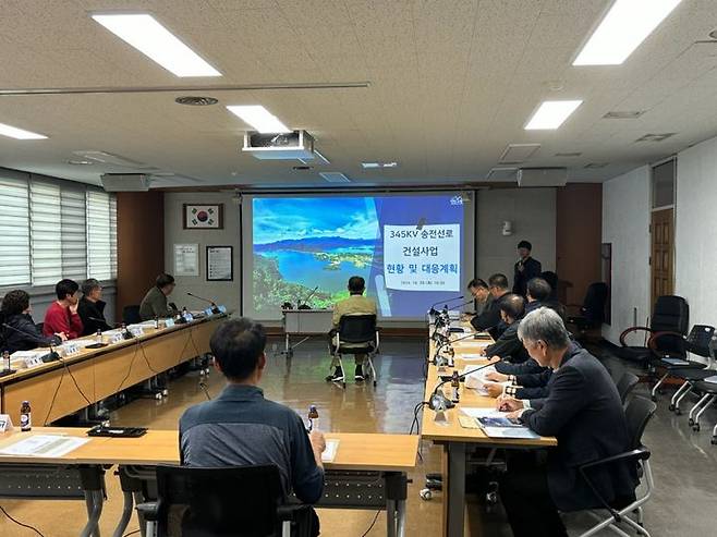 [진안=뉴시스] 전북 진안군은 29일 이장단연합회 20여명을 대상으로 군청 상황실에서 최근 군민들사이에서 우려의 목소리가 높아지고 있는 진안군 경과 송전선로 사업 관련 설명회를 개최했다. (사진=진안군 제공) 2024.10.29. photo@newsis.com *재판매 및 DB 금지