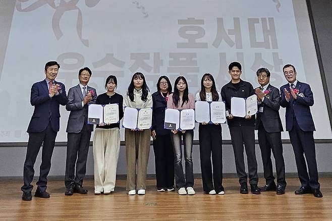 [천안=뉴시스] 호서대 건축학과 학생들이 '2024 서초건축문화제'에서 대한건축사협회장상 등을 수여받은 뒤 기념사진을 촬영하고 있다. (사진=호서대 제공) *재판매 및 DB 금지