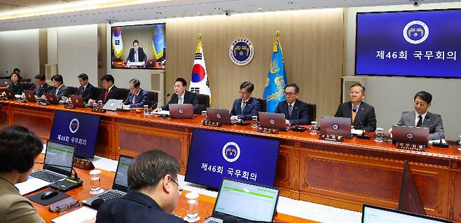 윤석열 대통령이 29일 서울 용산 대통령실 청사에서 열린 국무회의를 주재하며 발언하고 있다. 연합뉴스