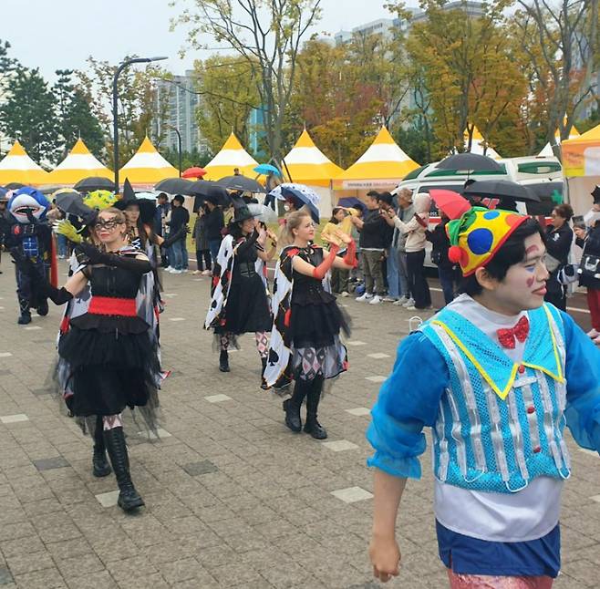 27일 마산가고파국화축제 드림퍼레이드가 펼쳐지고 있다. 창원시 제공