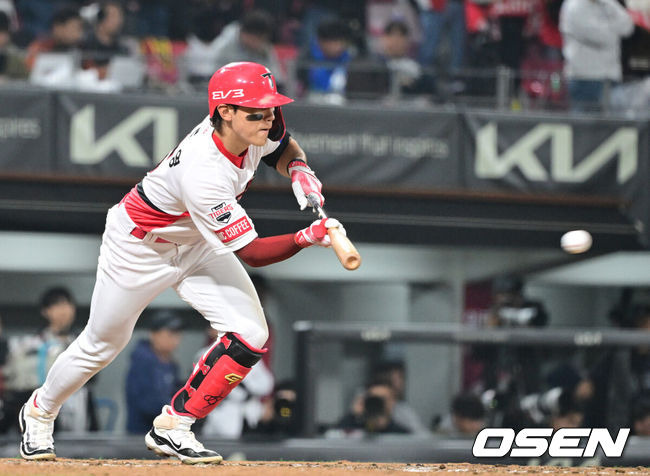 [OSEN=광주, 최규한 기자] 28일 광주 기아챔피언스필드에서 ‘2024 신한 SOL뱅크 KBO 한국시리즈’ 5차전 KIA 타이거즈와 삼성 라이온즈의 경기가 열렸다.KIA는 양현종, 삼성은 이승현를 선발 투수로 내세웠다.7회말 무사 1루 상황 KIA 김도영이 희생번트를 대고 있다. 상대 야수 선택으로 1루 세이프. 2024.10.28 / dreamer@osen.co.kr