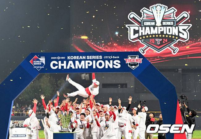 [OSEN=광주, 이대선 기자] KIA 타이거즈가 불패의 12번째 우승을 달성했다.&nbsp;KIA는 28일 광주-기아 챔피언스필드에서 열린 삼성 라이온즈와의 2024 신한은행 SOL 뱅크 KBO 한국시리즈 5차전에서 접전끝에 7-5로 승리했다.&nbsp;선발 양현종이 홈런 3개를 맞고 5실점했으나 두터운 불펜이 무실점으로 막고 추격전을 벌였다.최형우의 홈런포함 2타점, 김태군의 역전타와 박찬호의 귀중한 쐐기타가 나왔다. 시리즈&nbsp;4승1패로 우승의 감격을 누렸다.&nbsp;KIA 이범호 감독이 선수들에게 헹가래를 받고 있다. 2024.10.28 / sunday@osen.co.kr
