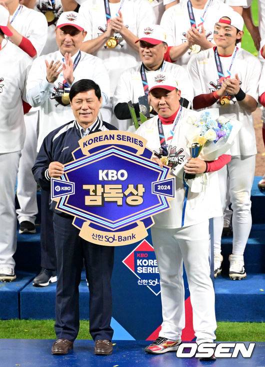 [OSEN=광주, 최규한 기자] KIA 타이거즈가 불패의 12번째 우승을 달성했다.&nbsp;KIA는 28일 광주-기아 챔피언스필드에서 열린 삼성 라이온즈와의 2024 신한은행 SOL 뱅크 KBO 한국시리즈 5차전에서 접전끝에 7-5로 승리했다.&nbsp;선발 양현종이 홈런 3개를 맞고 5실점했으나 두터운 불펜이 무실점으로 막고 추격전을 벌였다.&nbsp;최형우의 홈런포함 2타점, 김태군의 역전타와 박찬호의 귀중한 쐐기타가 나왔다. 시리즈&nbsp;4승1패로 우승의 감격을 누렸다.&nbsp;한국시리즈 감독상을 거머쥔 KIA 이범호 감독이 허구연 KBO 총재와 기념촬영을 하고 있다. 2024.10.28 / dreamer@osen.co.kr