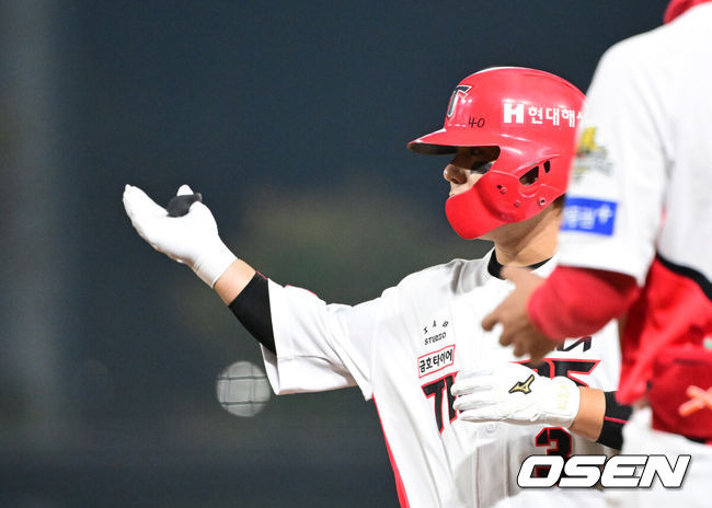 [OSEN=광주, 최규한 기자] 28일 광주 기아챔피언스필드에서 ‘2024 신한 SOL뱅크 KBO 한국시리즈’ 5차전 KIA 타이거즈와 삼성 라이온즈의 경기가 열렸다.KIA는 양현종, 삼성은 이승현를 선발 투수로 내세웠다.4회말 2사 주자없는 상황 KIA 김선빈이 안타를 날리고 1루에 안착해 기뻐하고 있다. 2024.10.28 / dreamer@osen.co.kr