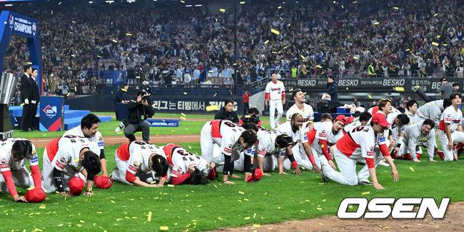 [OSEN=광주, 이대선 기자] KIA 타이거즈가 불패의 12번째 우승을 달성했다.&nbsp;KIA는 28일 광주-기아 챔피언스필드에서 열린 삼성 라이온즈와의 2024 신한은행 SOL 뱅크 KBO 한국시리즈 5차전에서 접전끝에 7-5로 승리했다.&nbsp;선발 양현종이 홈런 3개를 맞고 5실점했으나 두터운 불펜이 무실점으로 막고 추격전을 벌였다.최형우의 홈런포함 2타점, 김태군의 역전타와 박찬호의 귀중한 쐐기타가 나왔다. 시리즈&nbsp;4승1패로 우승의 감격을 누렸다.&nbsp;KIA 타이거즈 선수들이 관중석을 향해 절을 하고 있다. 2024.10.28 / sunday@osen.co.kr